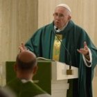 El Papa Francisco celebra misa en la capilla de la residencia Santa Marta casi cada día