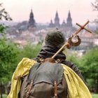 El momento ansiado por todo peregrino: la imagen de la catedral de Santiago recortada en el horizonte.
