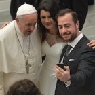 Todos los años el Papa recibe en audiencia general a decenas de parejas que van a contraer matrimonio.