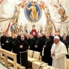 El capuchino Raniero Cantalamessa predica las meditaciones de Adviento al Papa y la Curia en el marco hermoso del arte decorativo del Padre Rupnik en el Vaticano