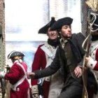 Incluso desde la época de las 13 Colonias hubo católicos influyentes, pese a las leyes y sentimientos anticatólicos en EEUU - escena de Sons of Liberty