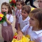 Pequeños alumnos y alumnas de estos centros con flores para la Virgen de Aixa, una ceremonia propia