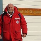 El padre Dan Doyle, ante la iglesia que ha frecuentado desde los años 70.