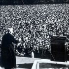 El padre Patrick Peyton congregó multitudes en todo el mundo animando a rezar el Rosario en familia.