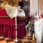 El cardenal Cañizares perfuma con incienso la imagen de la Virgen Durmiente.