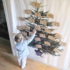 Un calendario de adviento puede hacerse también con sobres y pequeños regalos o premios