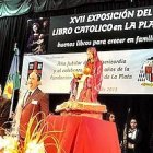 La lectura debe ser una ayuda más para fortalecer la unidad familiar, sugirió monseñor Aguer (primero por la izquierda).