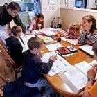 Las nuevas tecnologías e internet facilitan la tarea a padres que dudan de su capacidad para enseñar a sus hijos en casa.