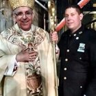 El oficial de Policía Charlie Carroll, junto a John OHara, obispo auxiliar de Nueva York.