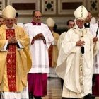 Angelo de Donatis, ya obispo, junto con el Papa Francisco en la basílica de San Juan de Letrán.