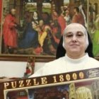 Sor Marta con la caja del puzle de 18000 pieza y el resultado final detrás... tres escenas de la vida de la Virgen en la pintura flamenca gótica