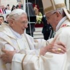 Benedicto XVI y Francisco se saludan