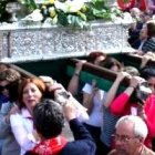 Procesión de la Virgen del Puerto en la provincia de Madrid - la devoción popular mueve muchas personas, pero abundan los cristianos poco o nada practicantes