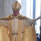 Así atravesó Francisco la Puerta Santa, inaugurando el Año Jubilar de la Misericordia.