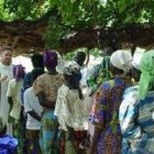 El padre Gabriel, misionero javeriano, reparte la comunión en una de sus comunidades de Chad, sin edificio de iglesia
