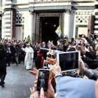 Francisco, a la salida de la catedral de Florencia.