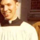 El padre Peter Stravinskas recién ordenado en 1972, con sus satisfechos padres, que vivieron 25 años como hermano y hermana para poder comulgar