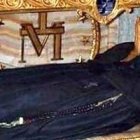 Los ojos, que vieron a la Virgen, y las manos, que la tocaron, son las partes mejor conservadas del cuerpo incorrupto de Santa Catalina Labouré.