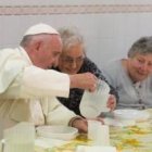 El Papa Francisco sirve el agua a una compañera de mesa en el comedor de Cáritas Florencia