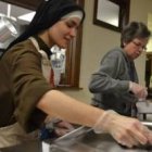 La Hermana Alicia Torres ganó el concurso de cocina Chopped por su capacidad de improvisar con materiales de sobras