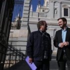Francisco Delgado, del lobby laicista radical Europa Laica, junto al candidatod e IU, Alberto Garzón -con barba- frente a la catedral de la Almudena