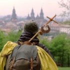 Un peregrino se acerca a Santiago de Compostela