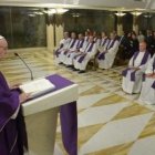 El Papa Francisco en misa de adviento en la Capilla de la Casa anta Marta, con algunos cardenales