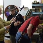 Mercadillo benéfico en Cea -Pontevedra- para Cáritas parroquial... vende de todo, pero triunfa su café con dulces y las velas