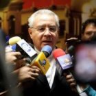 El cardenal Francisco Robles, arzobispo de Monterrey (México) modera uno de los círculos menores en español