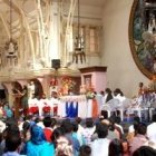 Misa en la catedral de Katmandú - no hay bancos, la gente se sienta en el suelo, según la costumbre del lugar