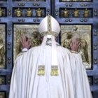 El Papa Francisco abre la puerta de la Misericordia en el Vaticano, signo de inicio del Jubileo