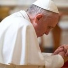 El Papa Francisco, en oración
