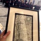 Este Cristo en la Cruz, muy parecido al famoso báculo de Juan Pablo II, vencedor del comunismo, es el que López ha pintado para el Papa Francisco