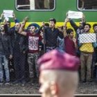 Refugiados de Oriente Medio parados en Hungría protestan ante la policía local