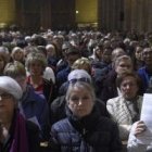 Asistentes a la Misa de difuntos en Notre Dame tras los terribles atentados del 13 de noviembre