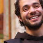 Fray Alessandro Brustenghi -frate Alessandro de marca comercial- es un franciscano que canta para evangelizar y financiar proyectos misioneros