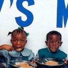 Dar de comer a los niños que lo necesitan en nombre de María: una iniciativa que recorre el mundo.