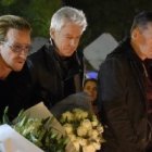 Los músicos de U2 llevaron flores y oraron ante la sala Bataclan, donde fueron asesinados docenas de aficionados al rock