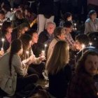 Detalle de la oración en la catedral de Valencia por las víctimas en París, con velas y cantos al estilo Taizé