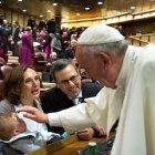 Los Paloni presentan al pequeño Davide al Papa Francisco.