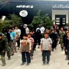 Estado Islámico también usa a niños en vídeos de propaganda, escenas de matanzas y adoctrinamiento en la violencia
