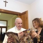 Francisco con la periodista que le muestra su reportaje sobre el viaje a Cuba