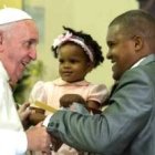 Francisco saluda a una familia cubana en su último día en la isla caribeña