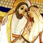 El gran tema del calendario Rupnik para 2016 es la misericordia y sus obras, con motivo del Año Jubilar convocado por el Papa