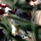 Unos niños contemplan un abeto navideño... algo prohibido durante años en la URSS, y aceptado luego si se adornaba con signos comunistas