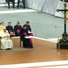 El Papa se dirige a los fieles en la Plaza de San Pedro cada miércoles si lo permite el clima