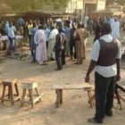 La gente se congrega tras el atentado con bomba en el mercado de Yola... que no es el primero