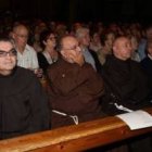 Los franciscanos de Petra, en Mallorca, siguen la ceremonia por pantallas gigantes