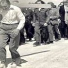 Resistencia católica en Lituania: el sacerdote Algirdas Mocius, descalzo, preside una procesión hasta la célebre Colina de las Cruces (ver abajo el vídeo).