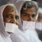 Monjas jainistas, con la distintiva pieza que tapa la boca para impedir tragar alguna criatura viva inadvertidament